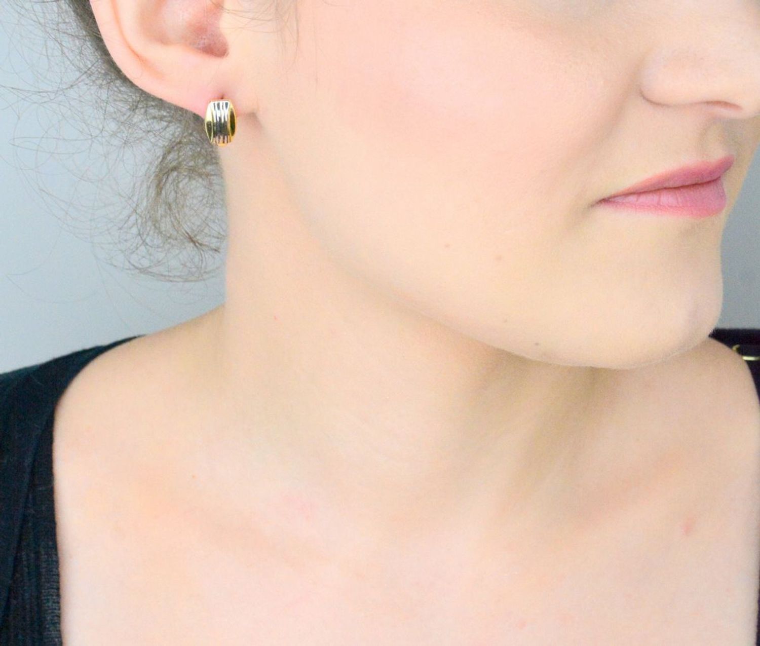 Kolczyki damskie złote 585 z żółtego i białego złota Kolczyki z zapięciem angielskim, wykonane z wysokiej jakości żółtego i białego złota, to połączenie klasyki z nowoczesnym 1.jpg